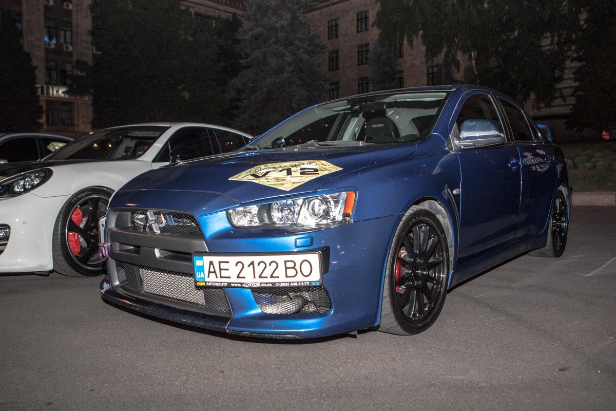 В центре Днепра показали машины "на тюнинге" 1