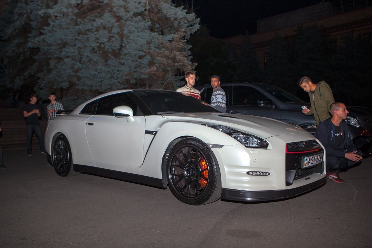 В центре Днепра показали машины "на тюнинге" 4