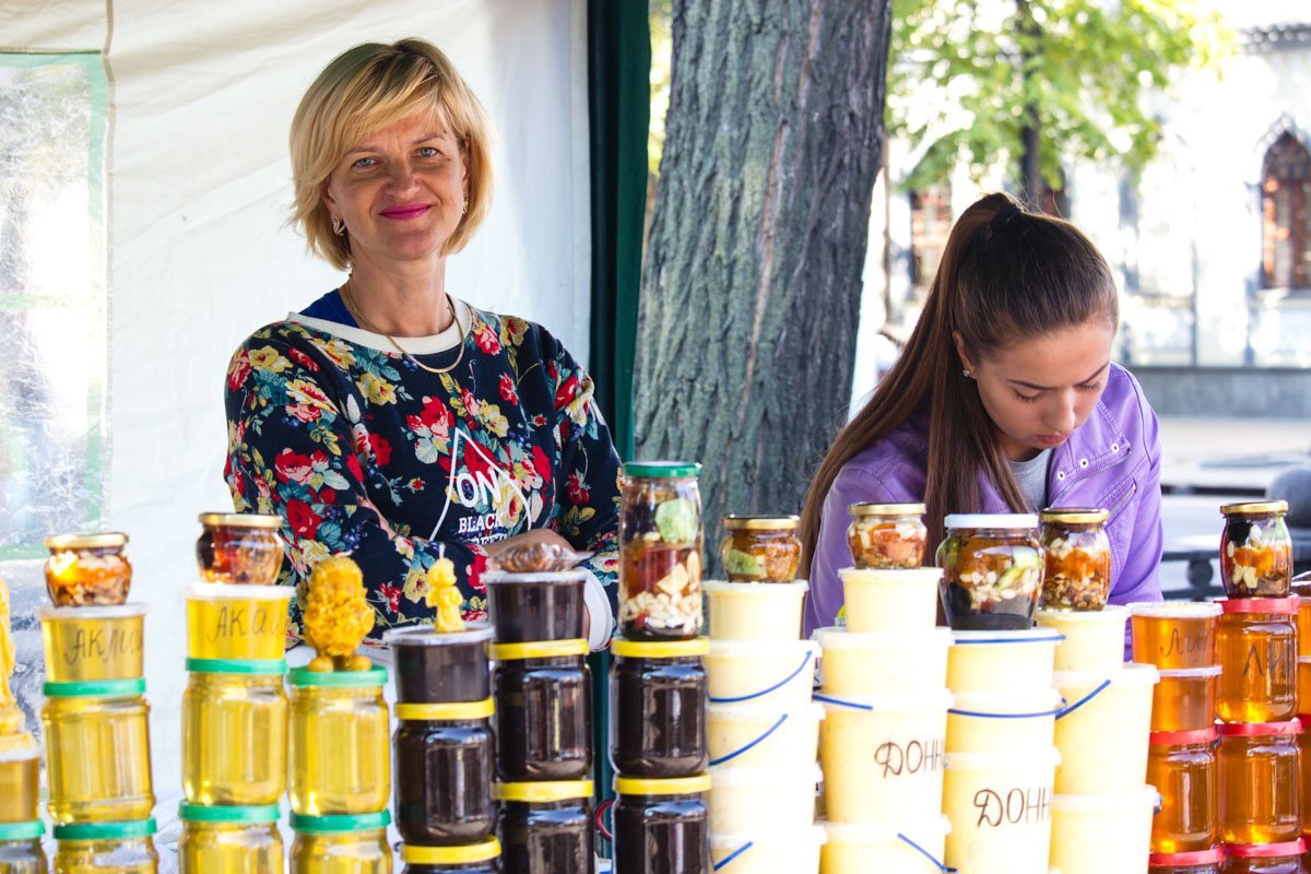На День города в центре Днепра открылась ярмарка изделий ручной работы 19
