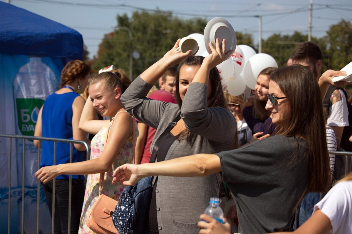 Возле цирка жители Днепра разбили тысячи тарелок 1