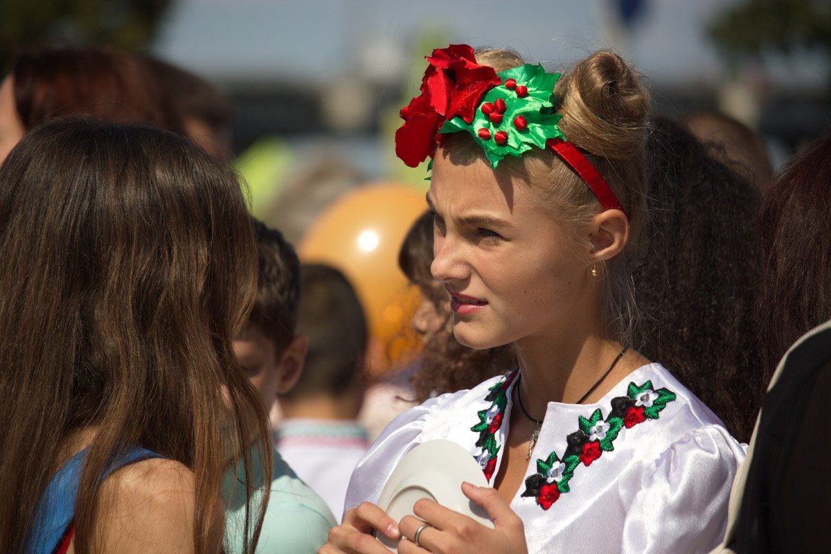 Возле цирка жители Днепра разбили тысячи тарелок 3