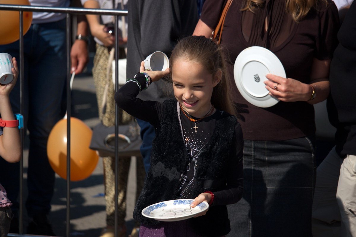 Возле цирка жители Днепра разбили тысячи тарелок 4