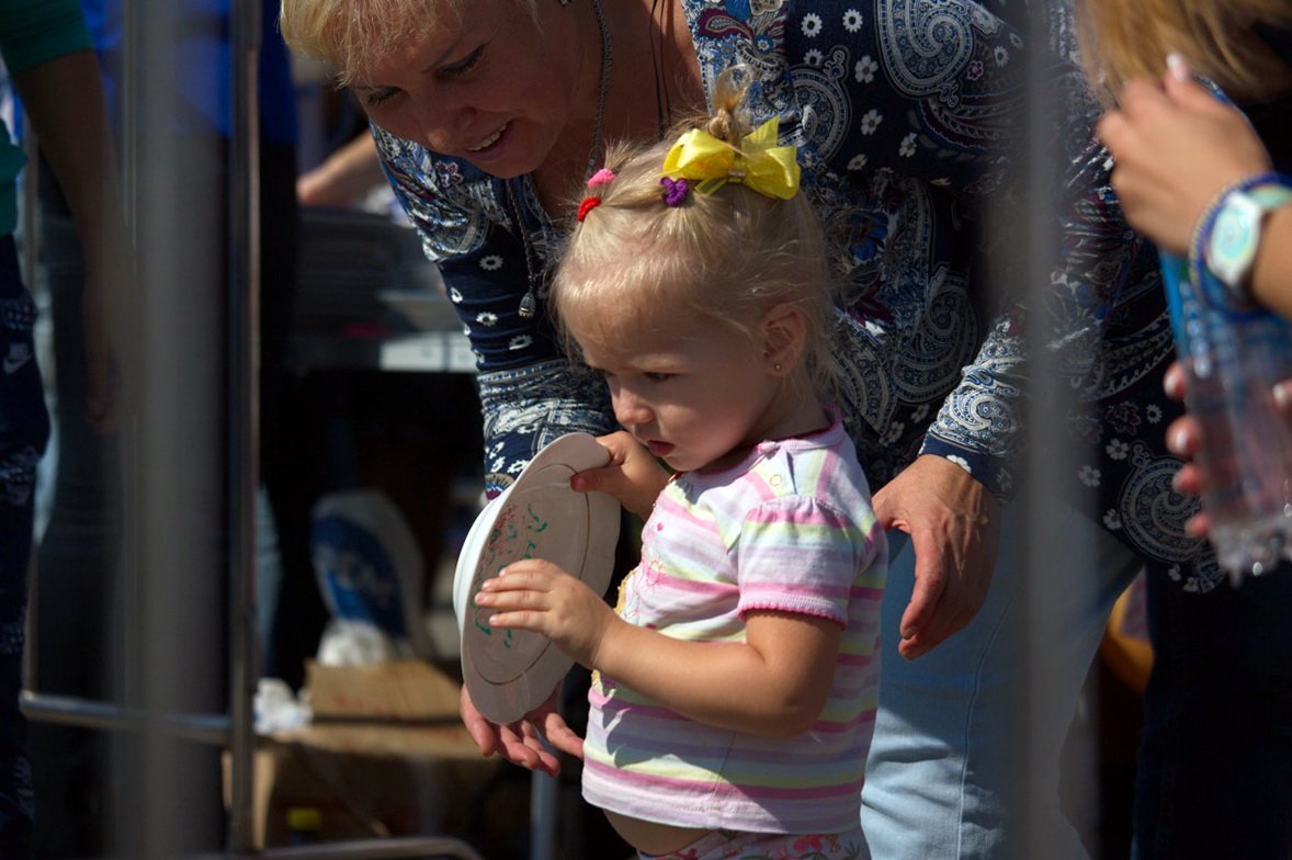 Возле цирка жители Днепра разбили тысячи тарелок 6