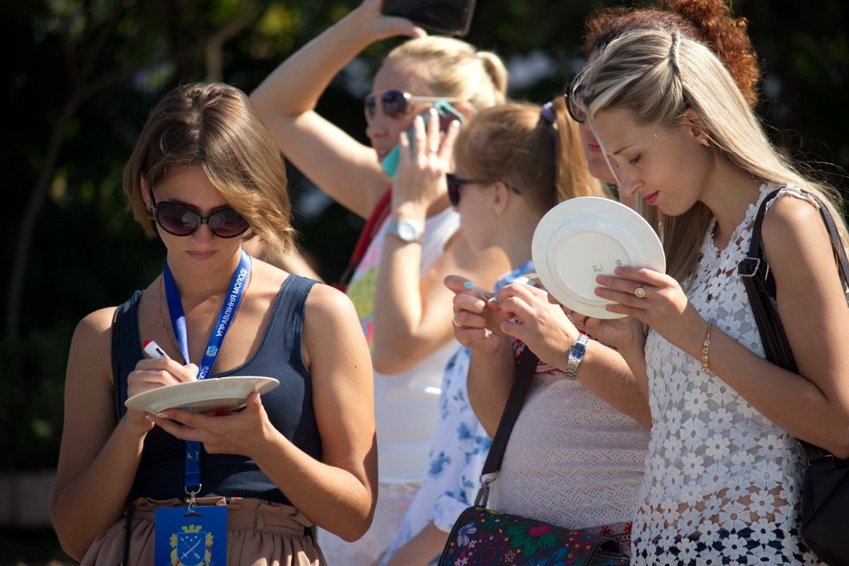 Возле цирка жители Днепра разбили тысячи тарелок 7