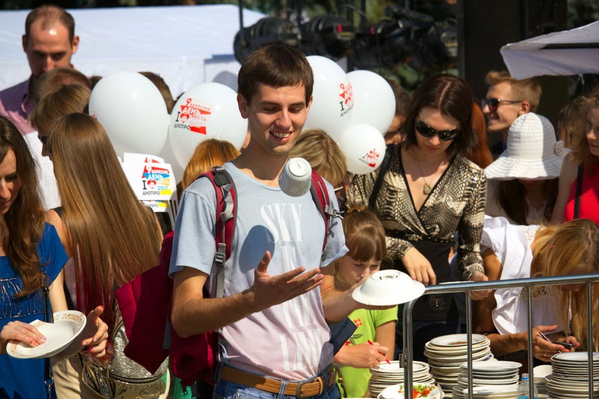 Возле цирка жители Днепра разбили тысячи тарелок 8