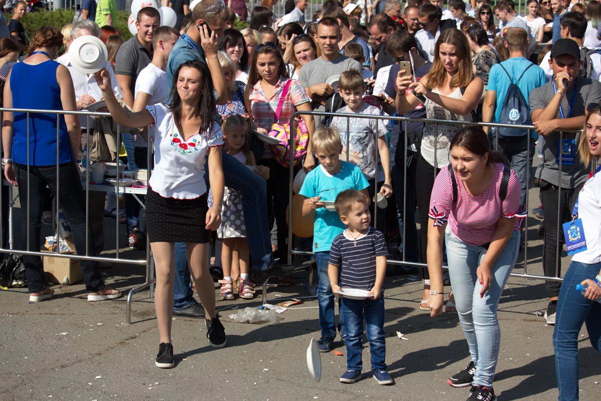 Возле цирка жители Днепра разбили тысячи тарелок 9