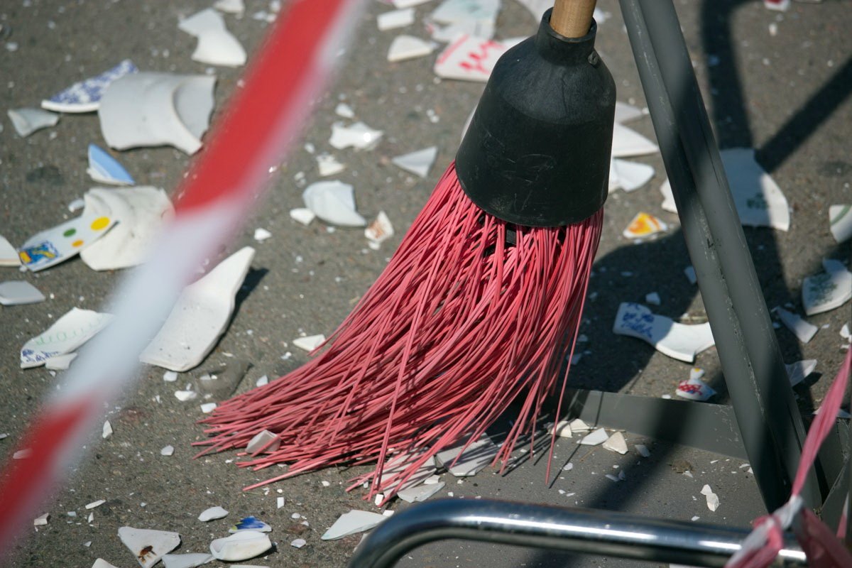 Возле цирка жители Днепра разбили тысячи тарелок 10