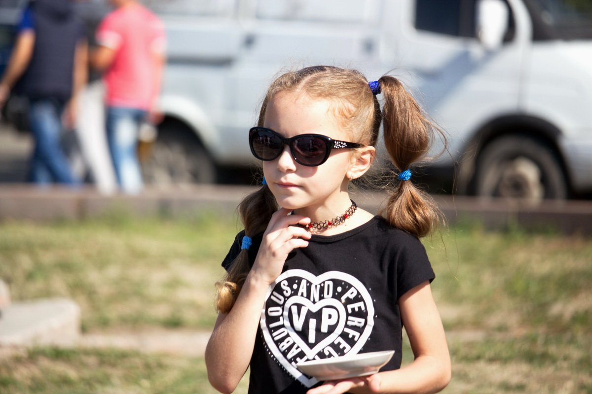 Возле цирка жители Днепра разбили тысячи тарелок 11