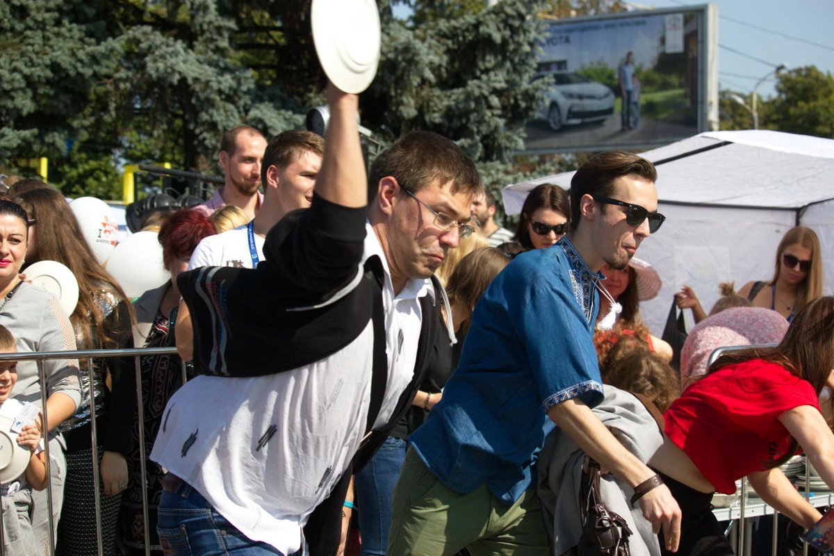 Возле цирка жители Днепра разбили тысячи тарелок 12