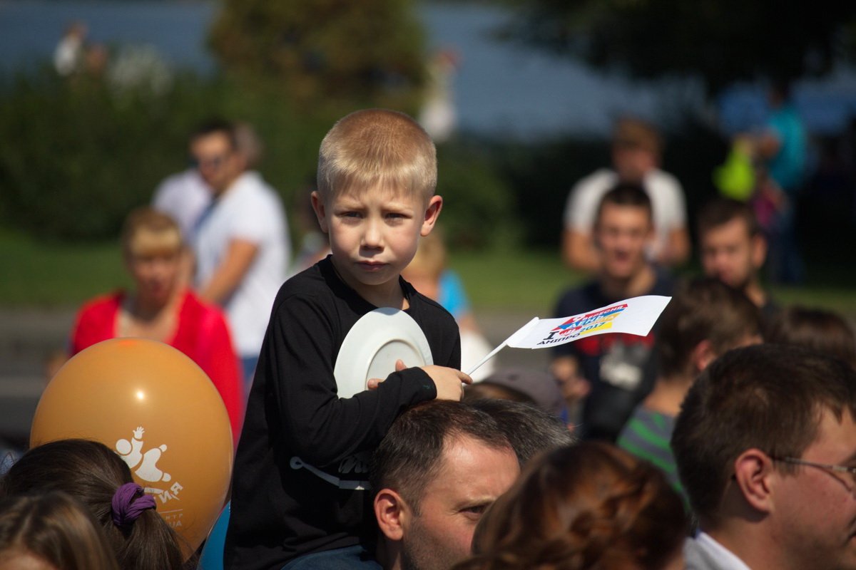 Возле цирка жители Днепра разбили тысячи тарелок 13