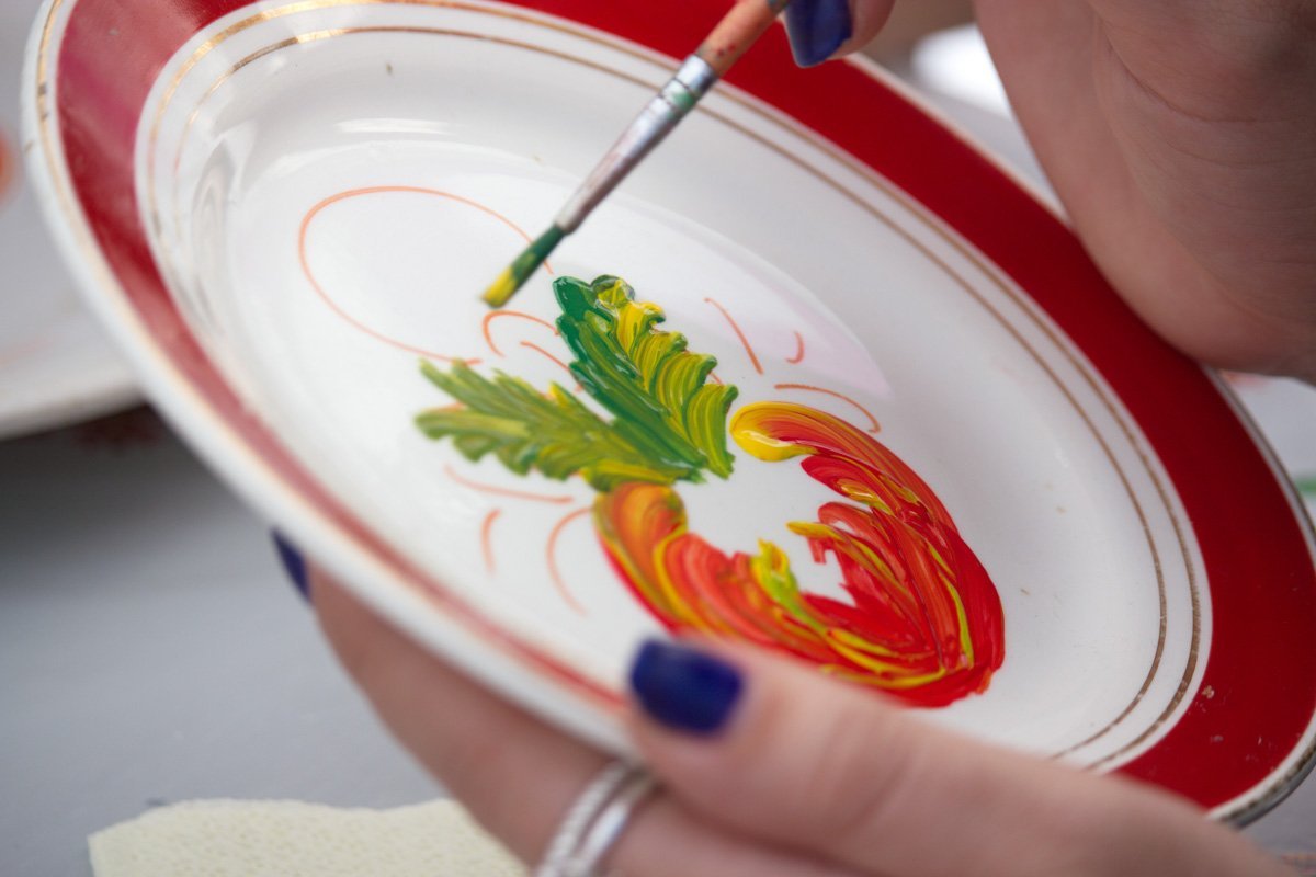 Возле цирка жители Днепра разбили тысячи тарелок 14