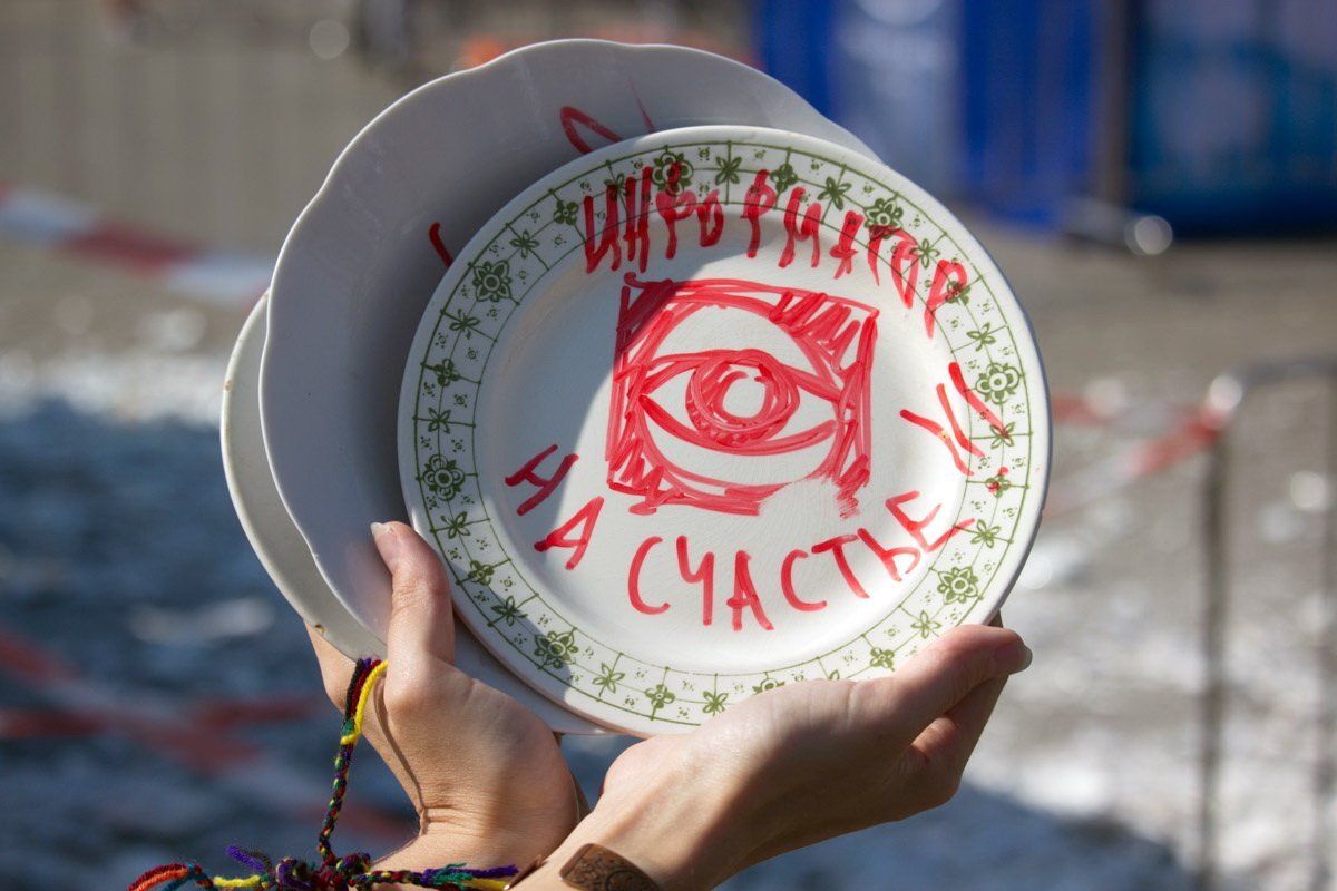 Возле цирка жители Днепра разбили тысячи тарелок 15