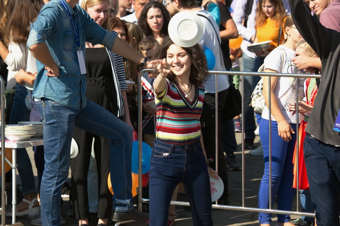 Возле цирка жители Днепра разбили тысячи тарелок 16