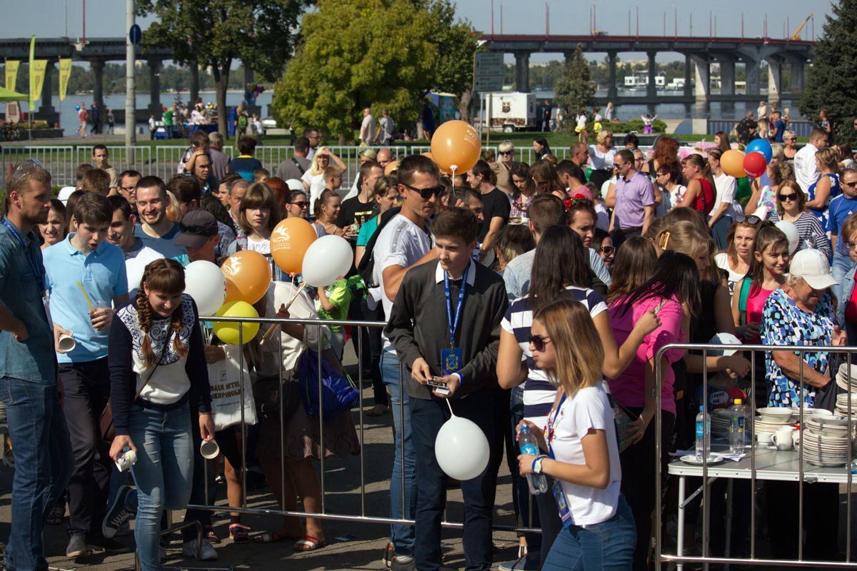 Возле цирка жители Днепра разбили тысячи тарелок 17