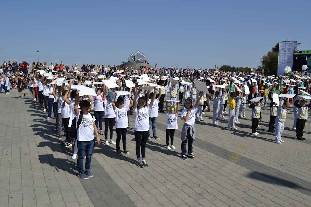 Масштабный флешмоб на Фестивальном причале: видео с высоты птичьего полета 4