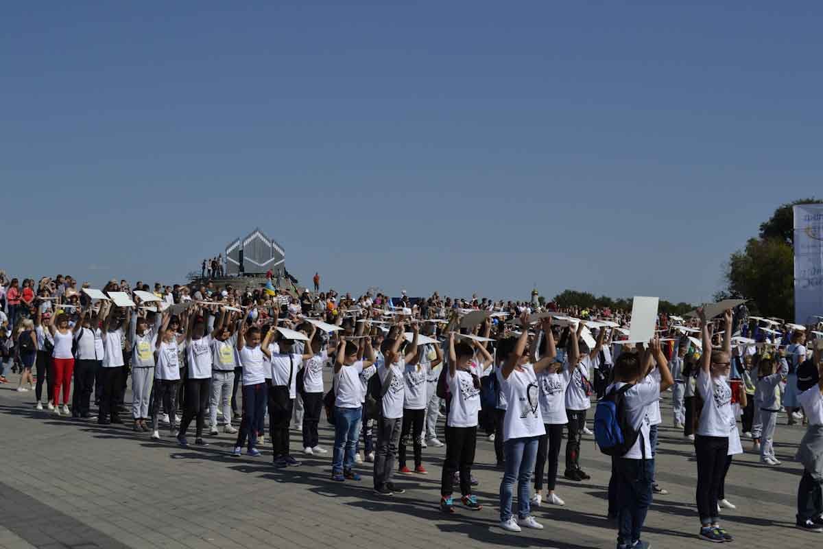 Масштабный флешмоб на Фестивальном причале: видео с высоты птичьего полета 7