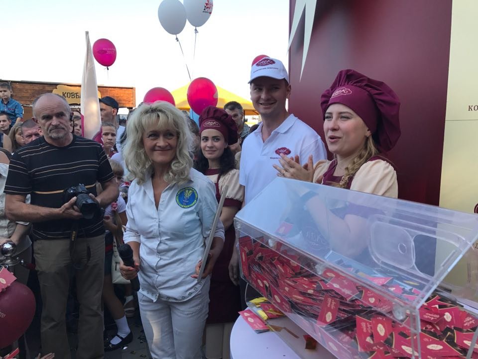 Самая длинная чипса и самая большая коробка конфет: в День города в Днепре установили четыре новых рекорда Украины 2