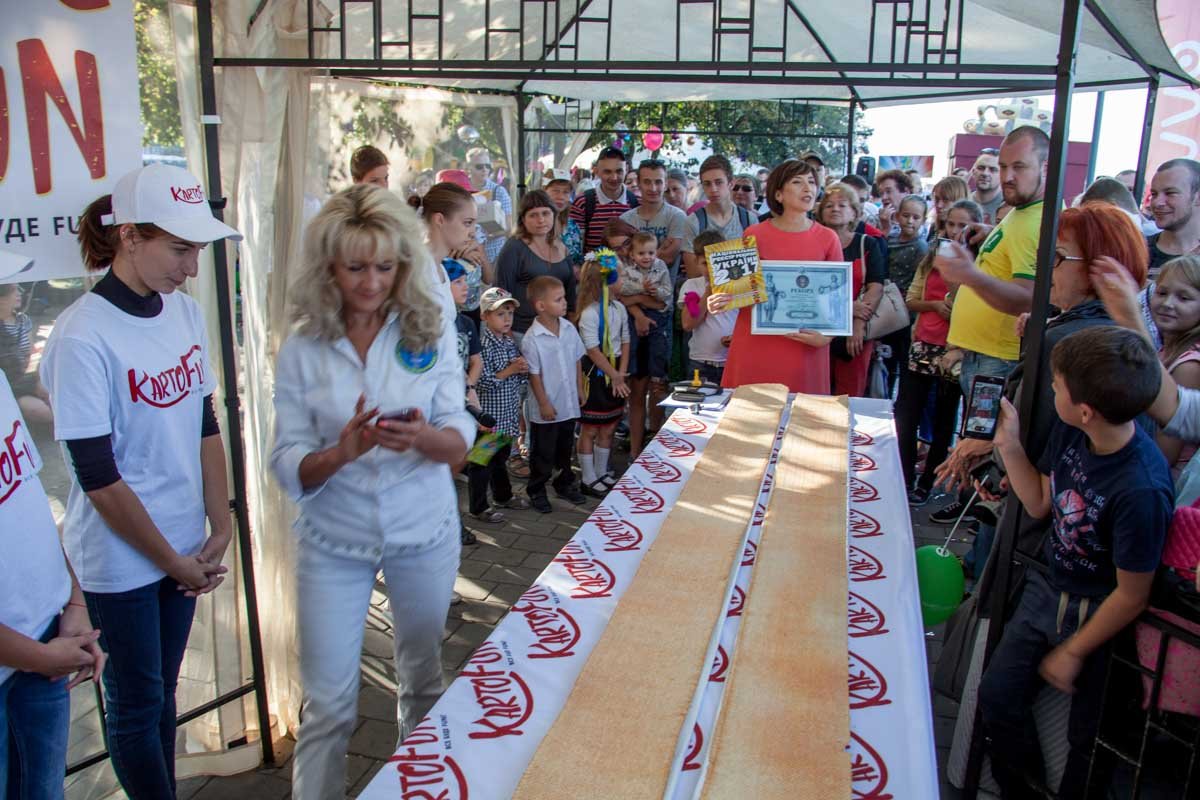 Самая длинная чипса и самая большая коробка конфет: в День города в Днепре установили четыре новых рекорда Украины 7