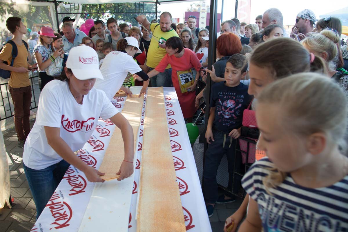 Самая длинная чипса и самая большая коробка конфет: в День города в Днепре установили четыре новых рекорда Украины 9