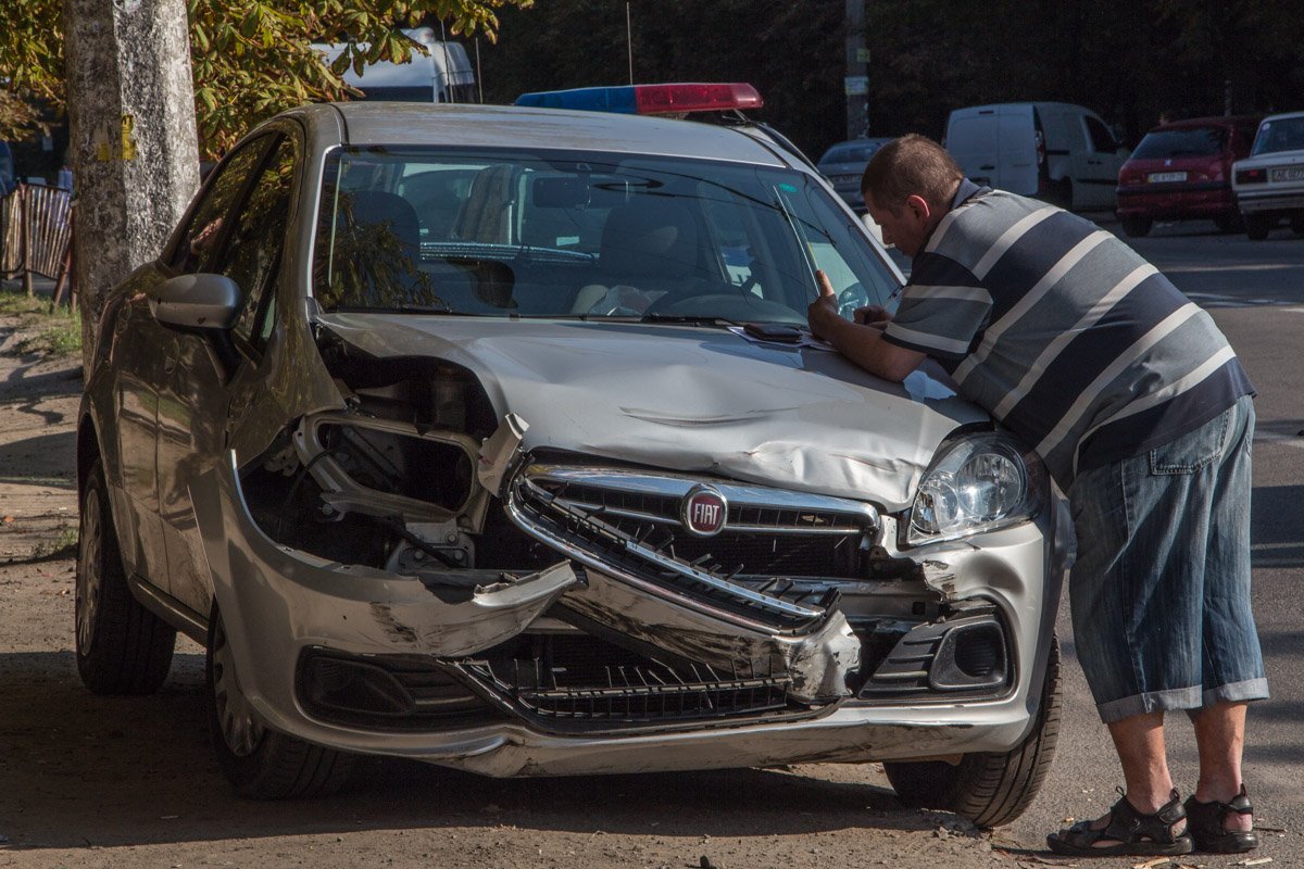 На Паникахи возле кинотеатра "Січ" столкнулись Fiat, Volkswagen и Sprinter 2