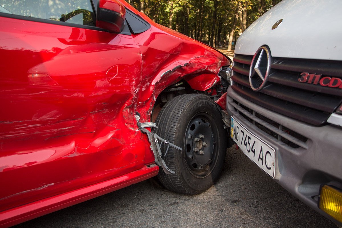 На Паникахи возле кинотеатра "Січ" столкнулись Fiat, Volkswagen и Sprinter 3