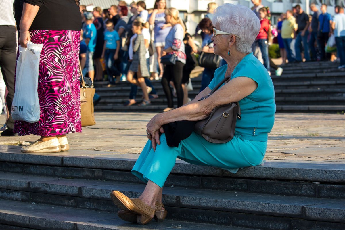 В День города возле цирка Игорь Кондратюк провел "Караоке на майдані" 4
