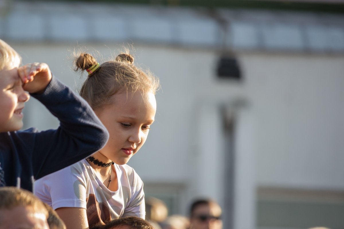 В День города возле цирка Игорь Кондратюк провел "Караоке на майдані" 5