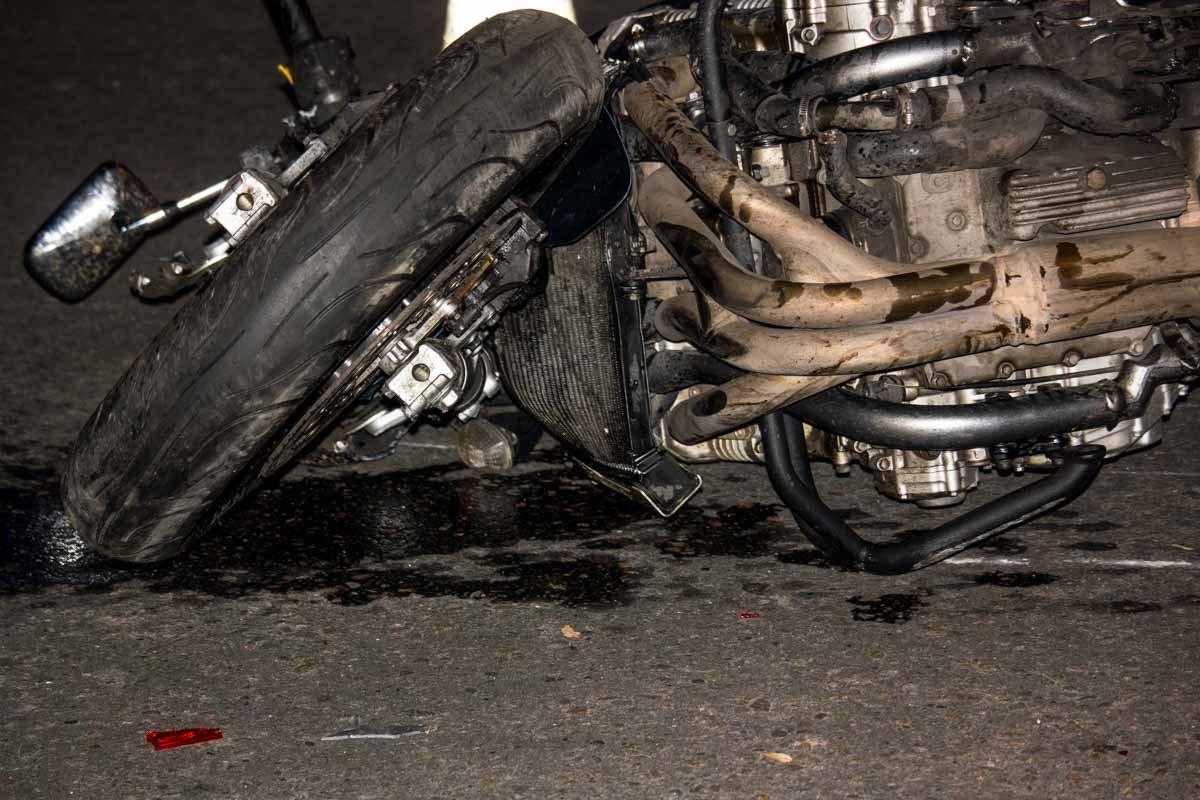 В центре Днепра пьяный мотоциклист дважды попал в ДТП 2