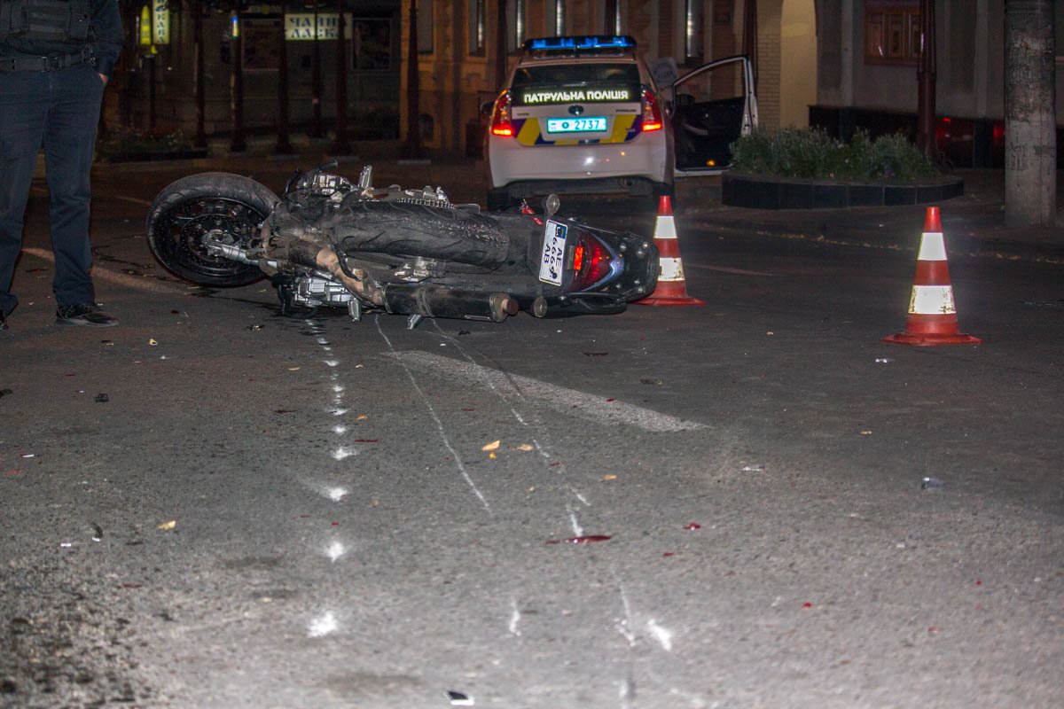 В центре Днепра пьяный мотоциклист дважды попал в ДТП 3