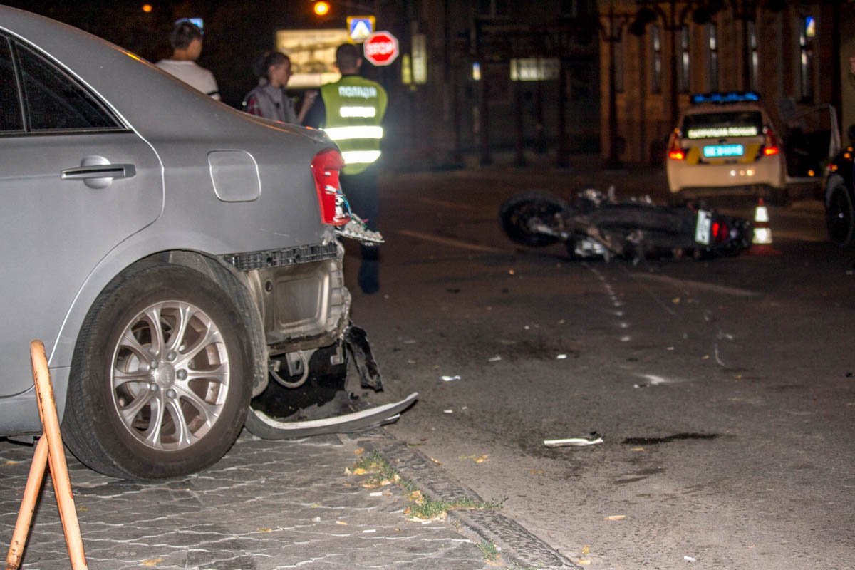 В центре Днепра пьяный мотоциклист дважды попал в ДТП 4