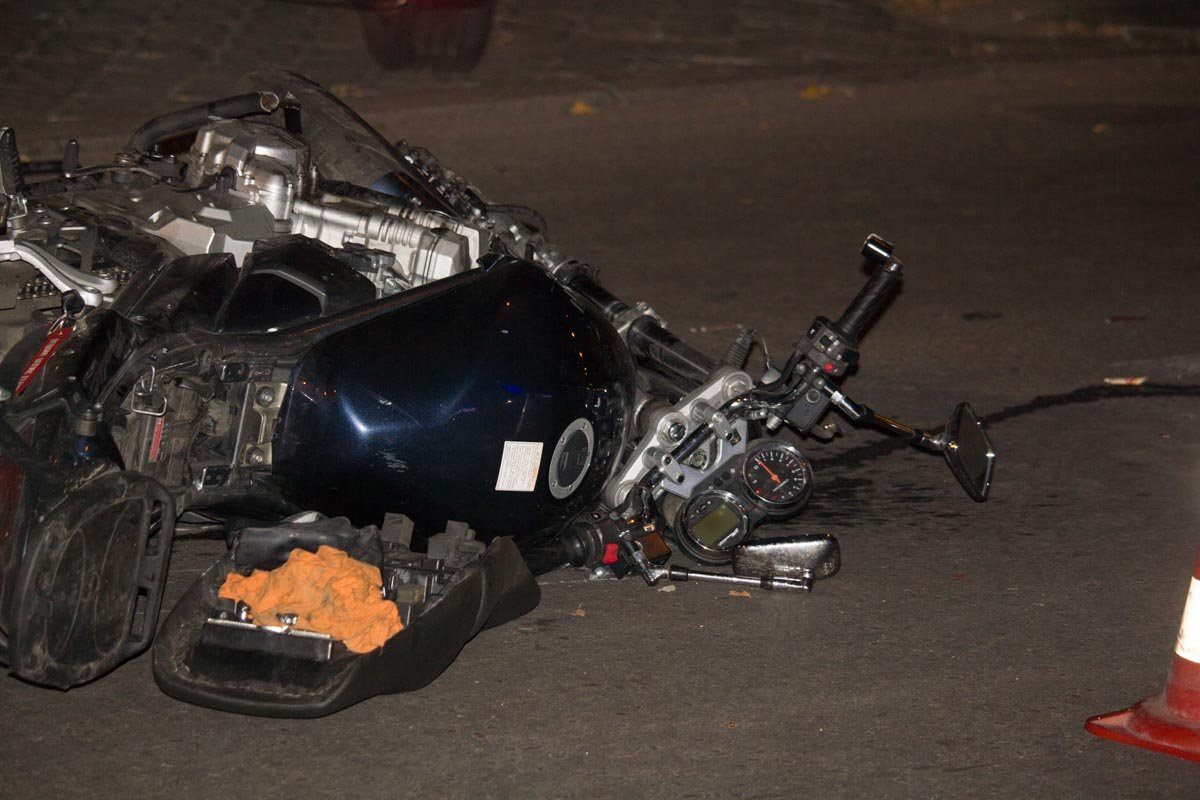 В центре Днепра пьяный мотоциклист дважды попал в ДТП 6