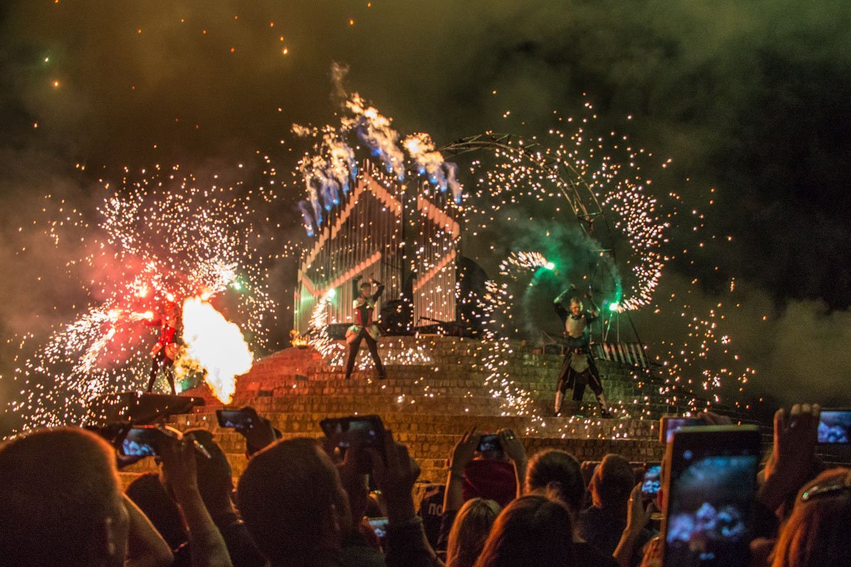 Огненный орган и пиротехника: на Фестивальном причале показали фаер-шоу 1