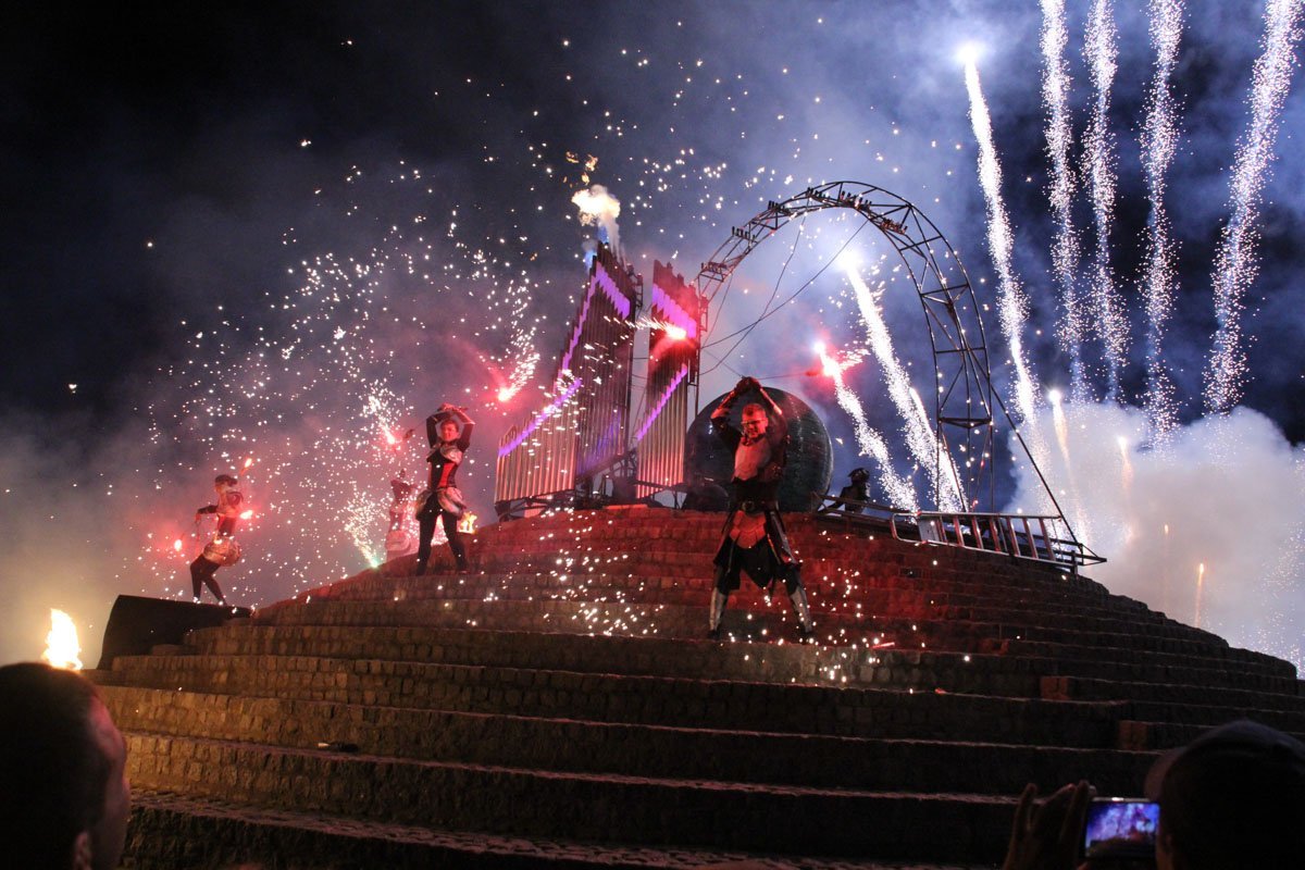 Огненный орган и пиротехника: на Фестивальном причале показали фаер-шоу 4