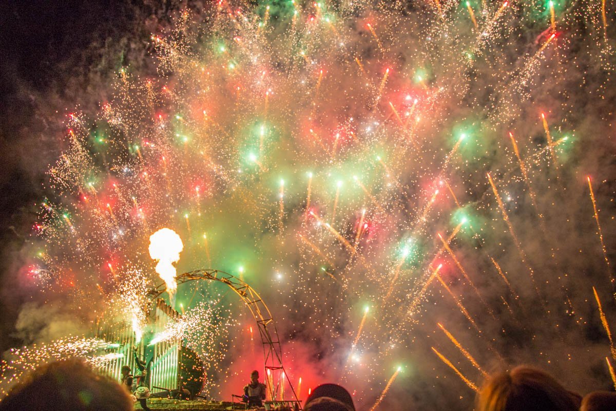 Огненный орган и пиротехника: на Фестивальном причале показали фаер-шоу 5