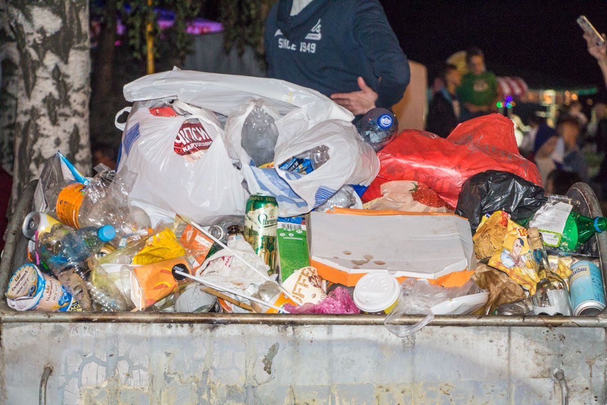 Пьяные люди и горы мусора: последствия празднования Дня города 11