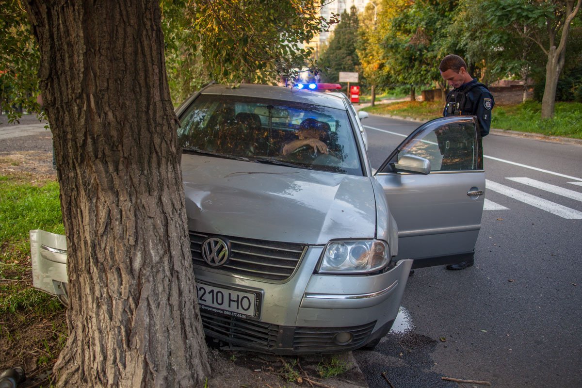 В Днепре гонки с полицией закончились аварией: Wolksvagen врезался в дерево 1