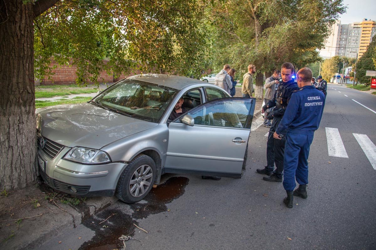 В Днепре гонки с полицией закончились аварией: Wolksvagen врезался в дерево 2