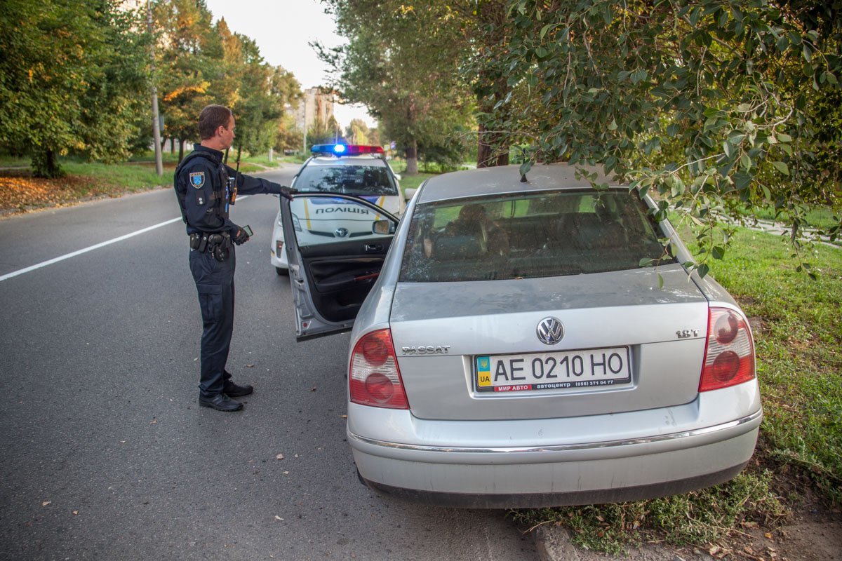 В Днепре гонки с полицией закончились аварией: Wolksvagen врезался в дерево 5