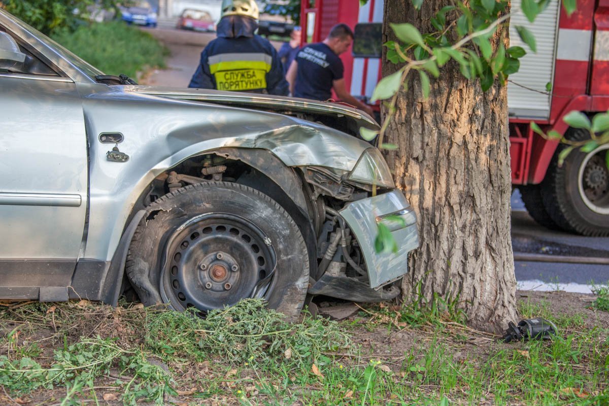 В Днепре гонки с полицией закончились аварией: Wolksvagen врезался в дерево 6