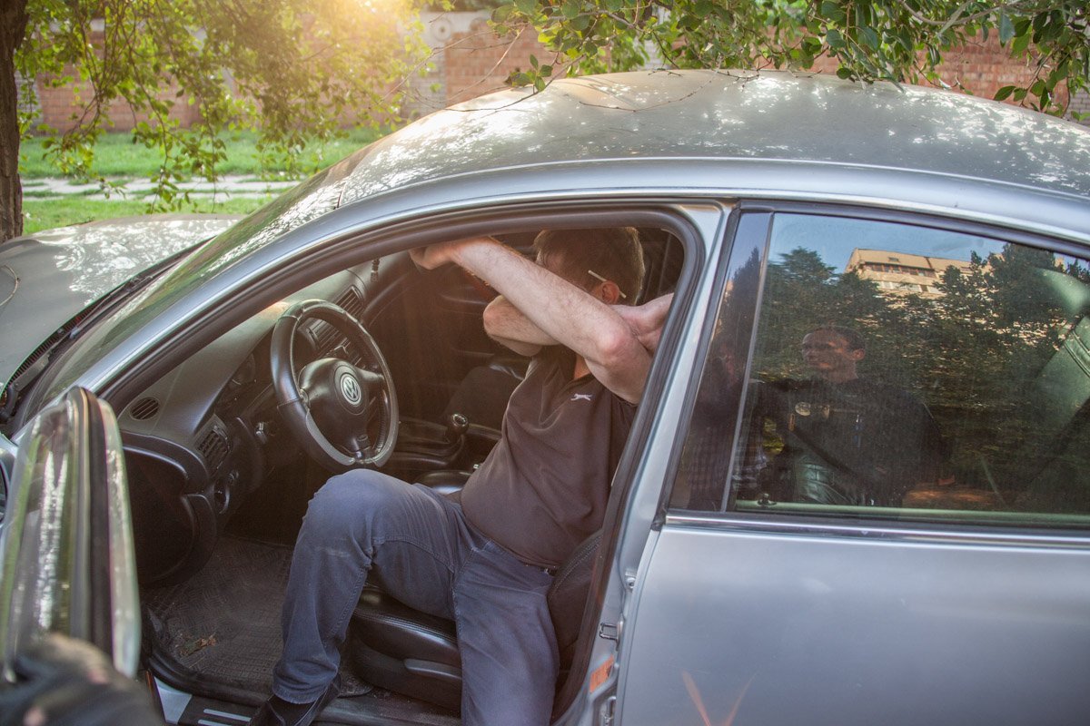 В Днепре гонки с полицией закончились аварией: Wolksvagen врезался в дерево 7