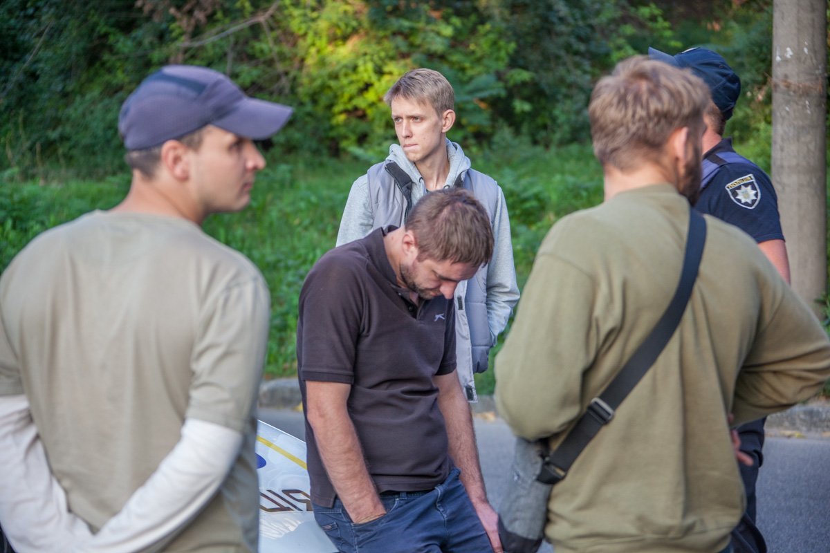В Днепре гонки с полицией закончились аварией: Wolksvagen врезался в дерево 8