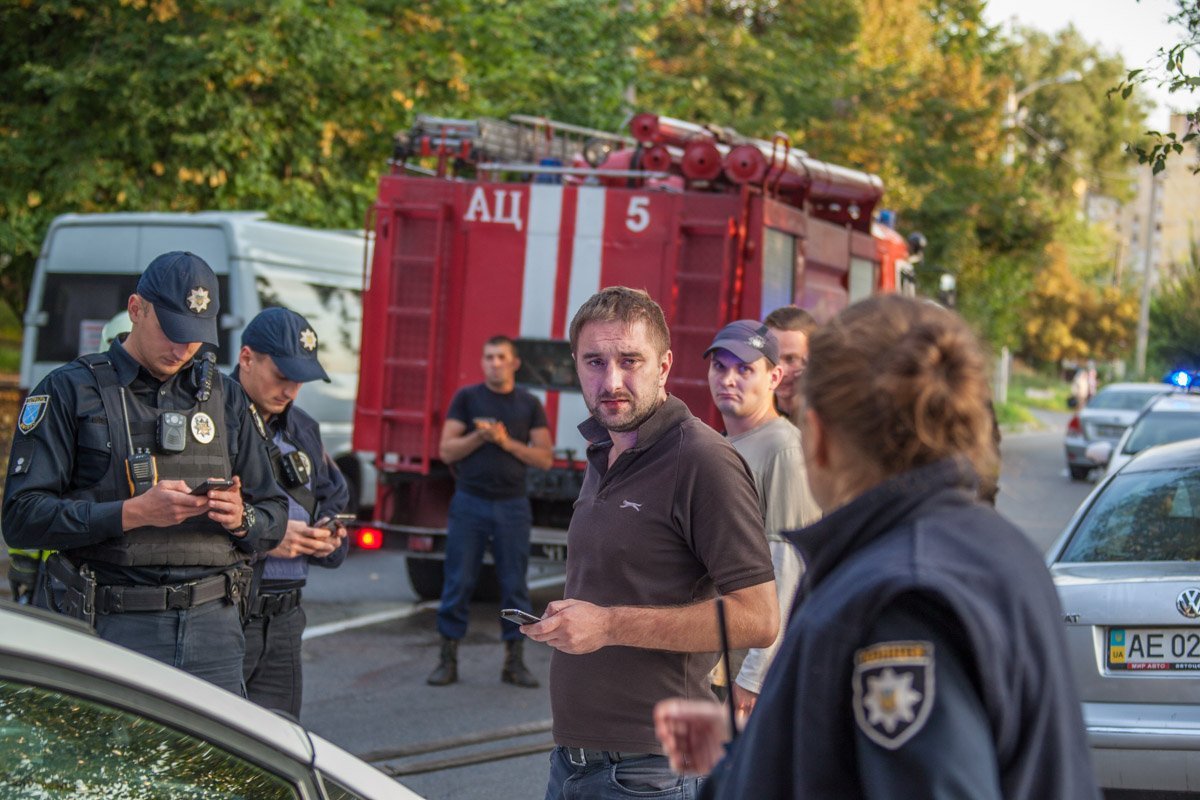 В Днепре гонки с полицией закончились аварией: Wolksvagen врезался в дерево 11
