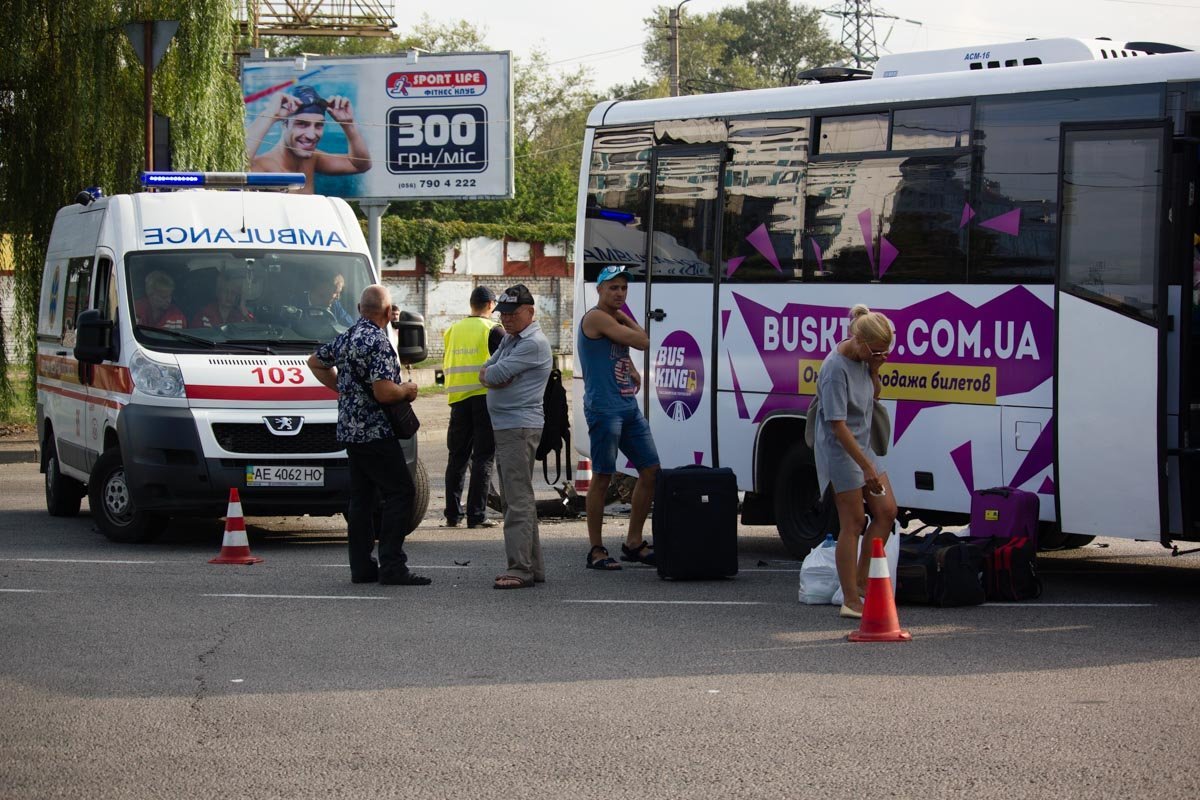 На Набережной Заводской Opel врезался в пассажирский автобус 1