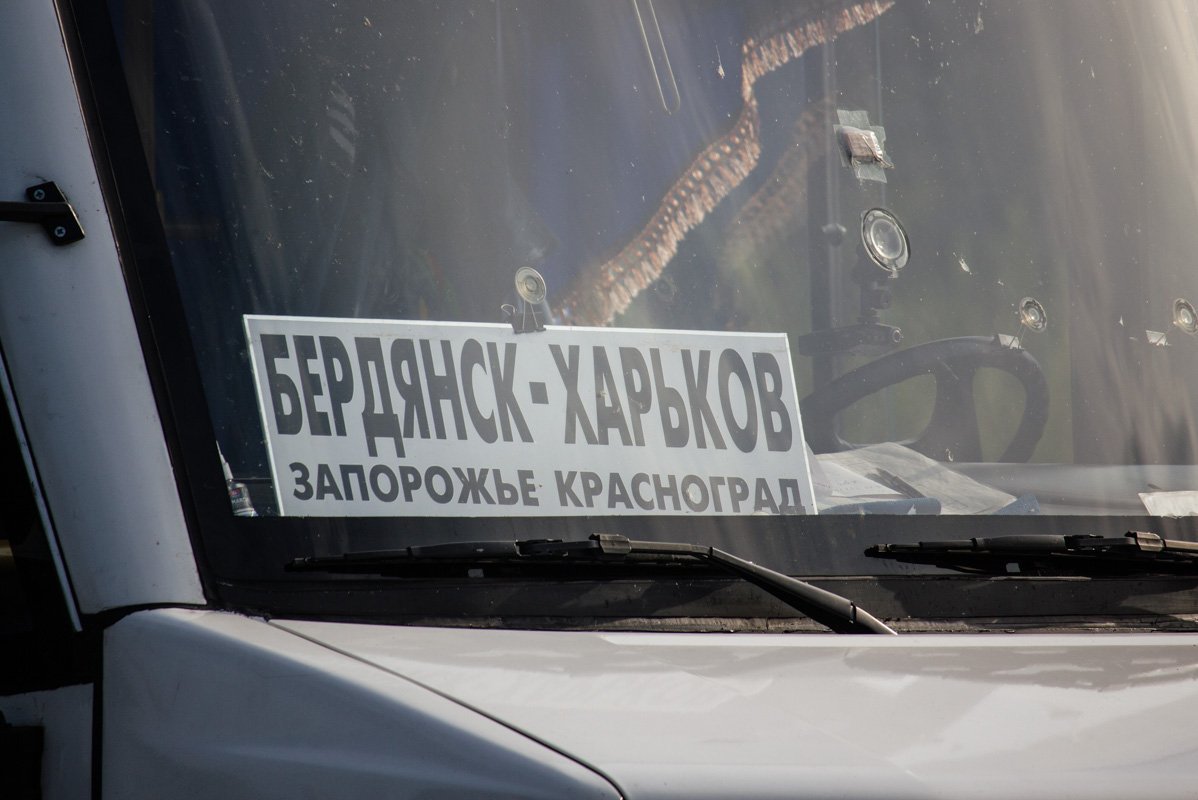 На Набережной Заводской Opel врезался в пассажирский автобус 2