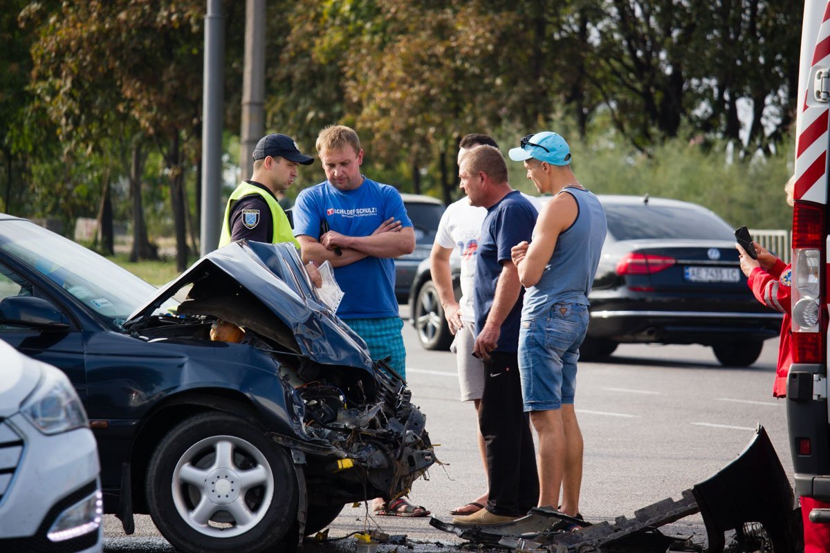 На Набережной Заводской Opel врезался в пассажирский автобус 3