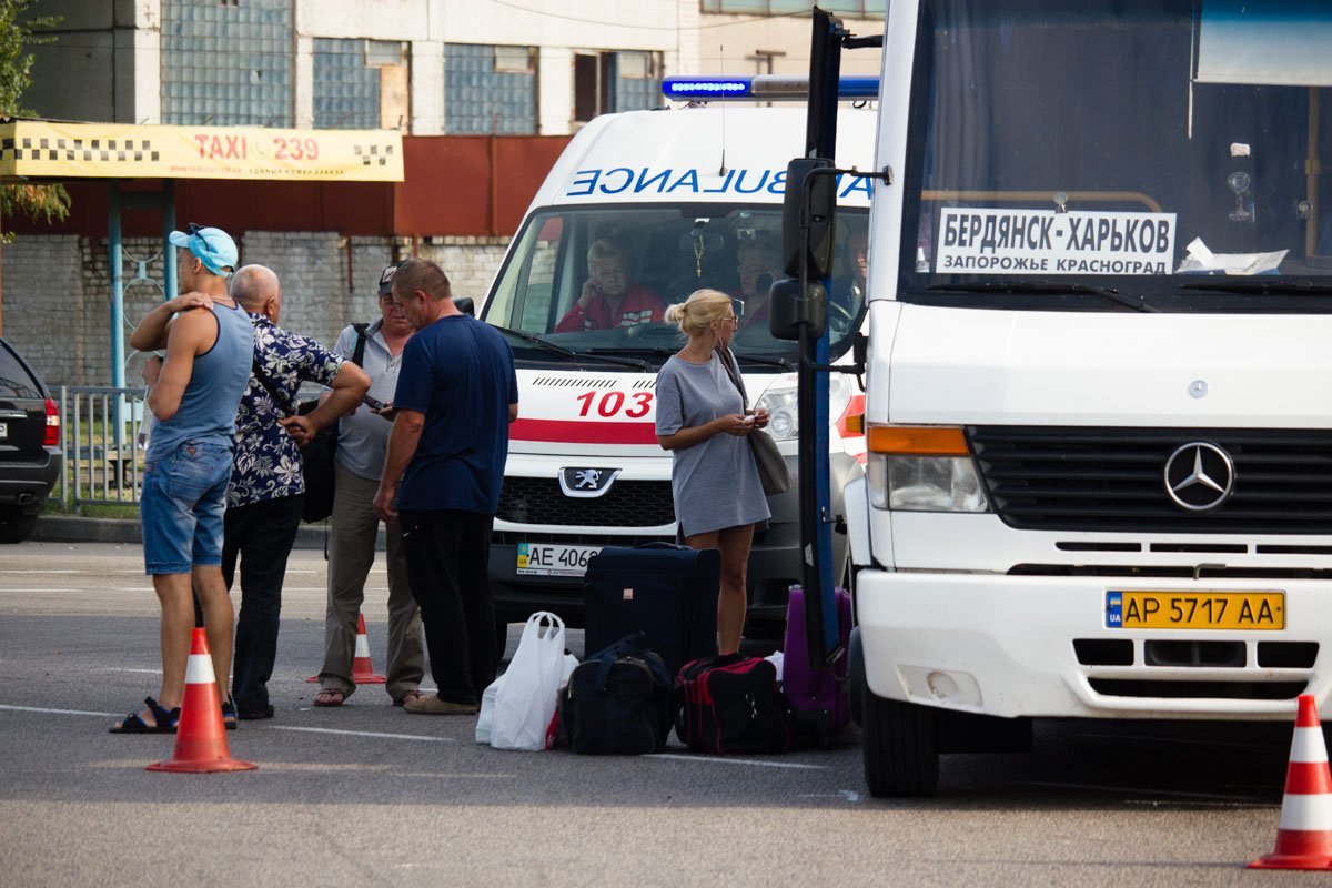 На Набережной Заводской Opel врезался в пассажирский автобус 4