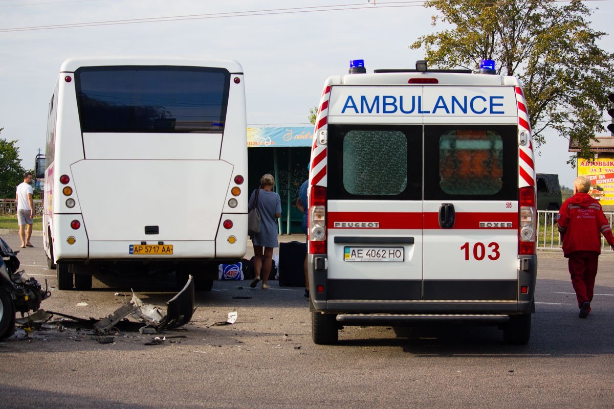 На Набережной Заводской Opel врезался в пассажирский автобус 5