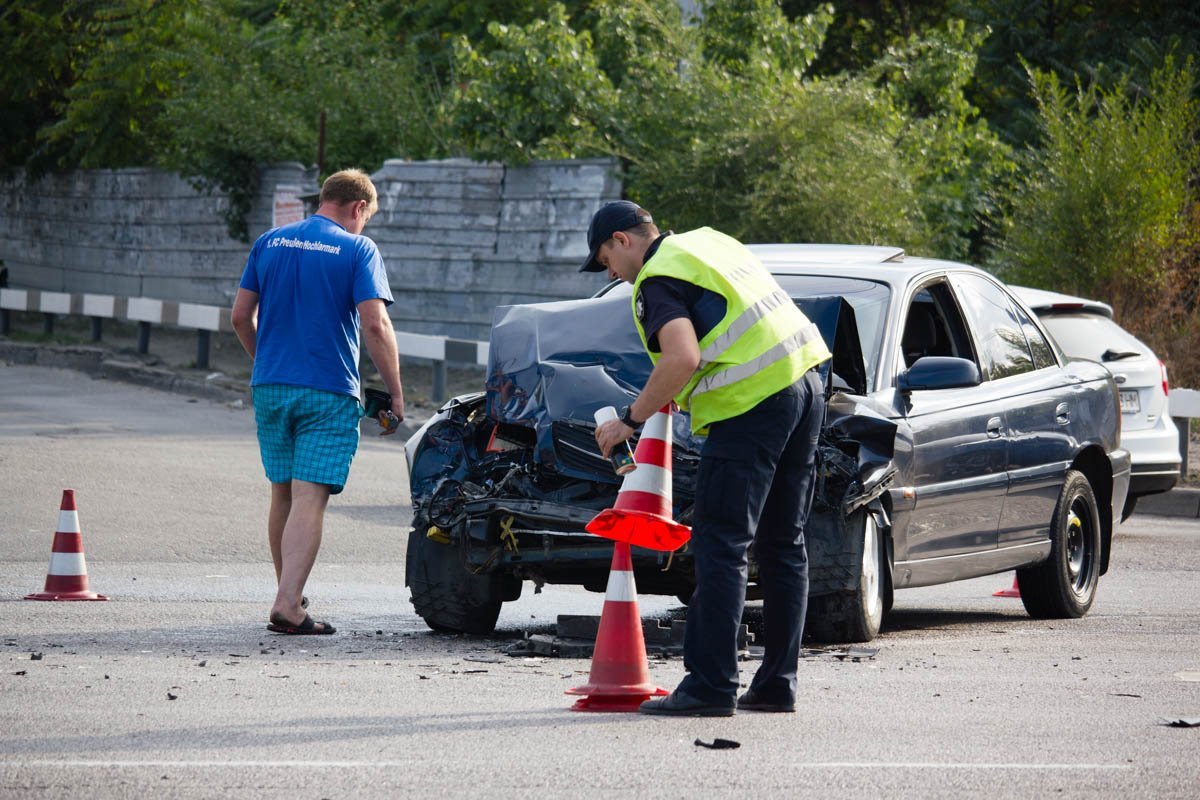 На Набережной Заводской Opel врезался в пассажирский автобус 6
