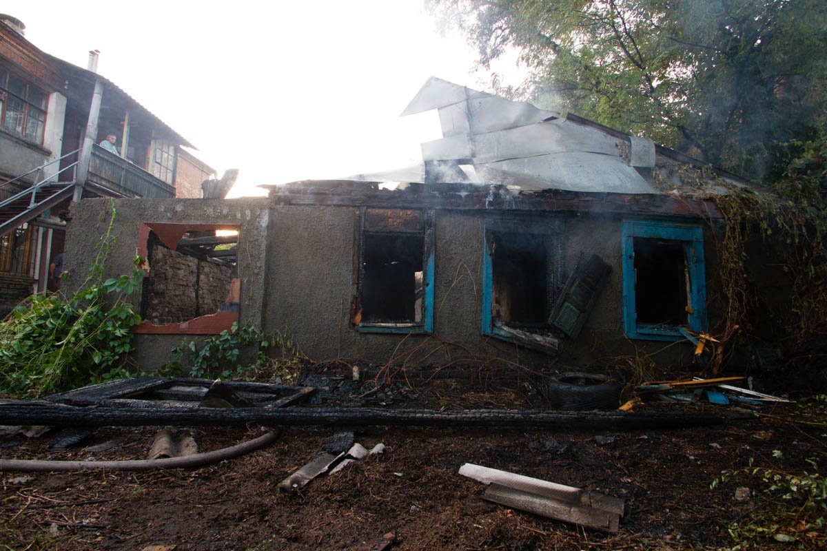 В Днепре на Щепкина горел заброшенный дом 1