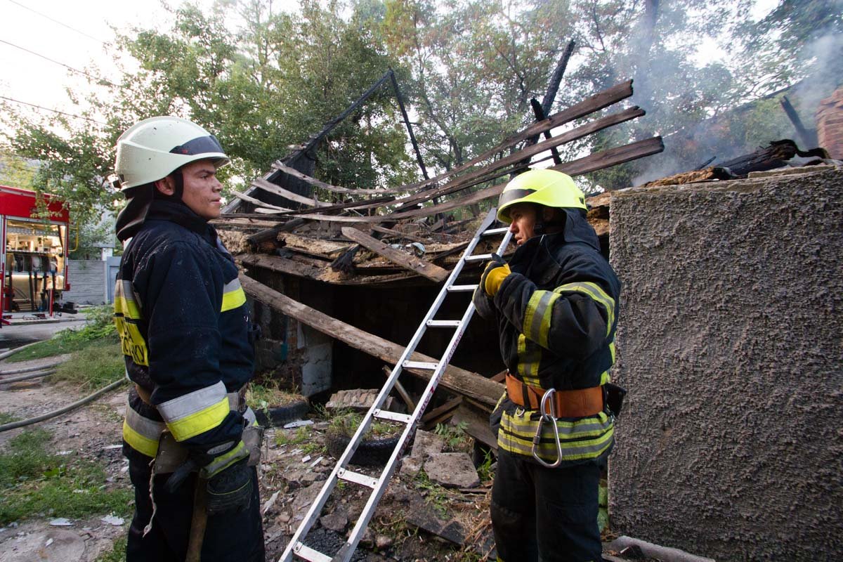 В Днепре на Щепкина горел заброшенный дом 3